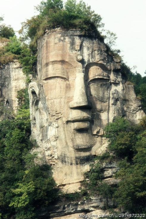 พระพุทธรูปหินสลักที่ใหญ่ที่สุดในโลก