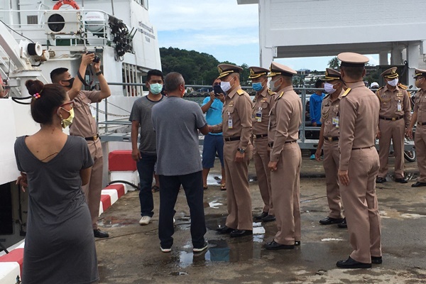 เรือประมงพื้นบ้าน 2 ลำ ล่มกลางทะเล